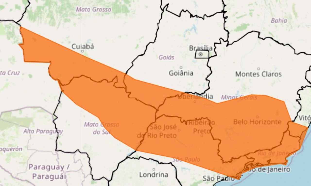 A imagem mostra um alerta laranja para chuvas e ventos intensos nas regiões Centro-Oeste e Sudeste do país
